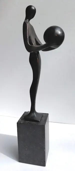 Marinus Klap - Figuur met bal, bronzen beeld (unica) kopen? Bied vanaf 350!