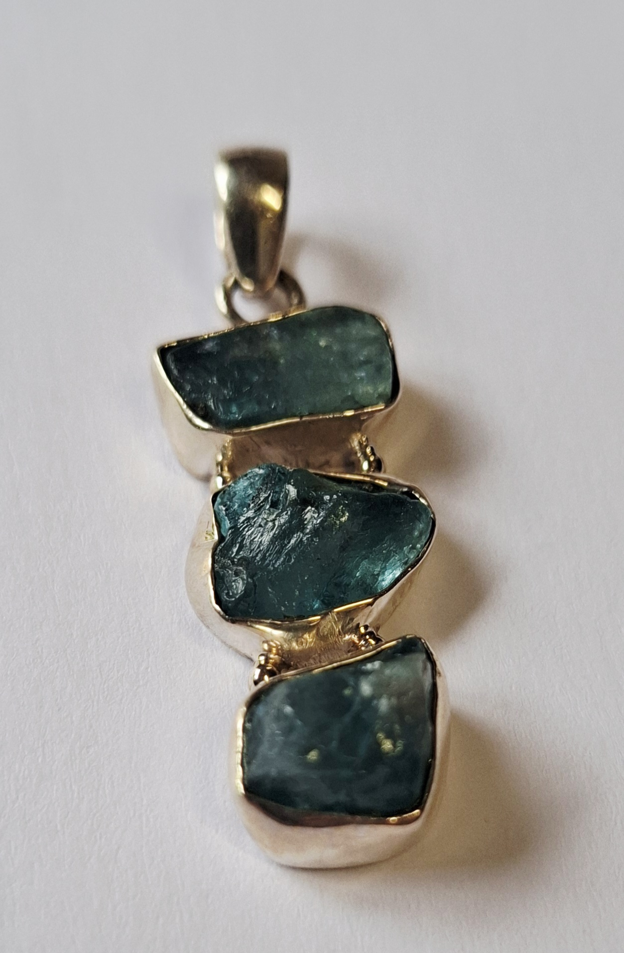 Zilveren hanger met zeldzame  donker ruwe Aquamarijn kopen? Bied vanaf 60!