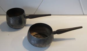 Niet of onleesbaar gesigneerd - Twee verzilverde sauspannetjes met houten handvat - Keltum kopen? Bied vanaf 1!