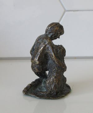 Niet of onleesbaar gesigneerd - Bronzen beeldje van een jongemanen zijn hond kopen? Bied vanaf 10!