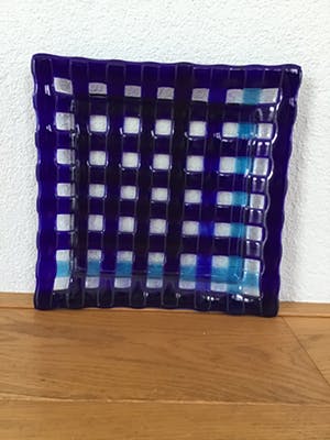 Niet of onleesbaar gesigneerd - Schaal, meerkleurig glas,vierkant kopen? Bied vanaf 10!