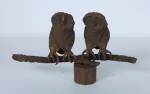 Paul Beckers - Twee sculpturen van ijzer en terracotta, Vogels (oehoe en uiltjes) + boek! kopen? Bied vanaf 200!