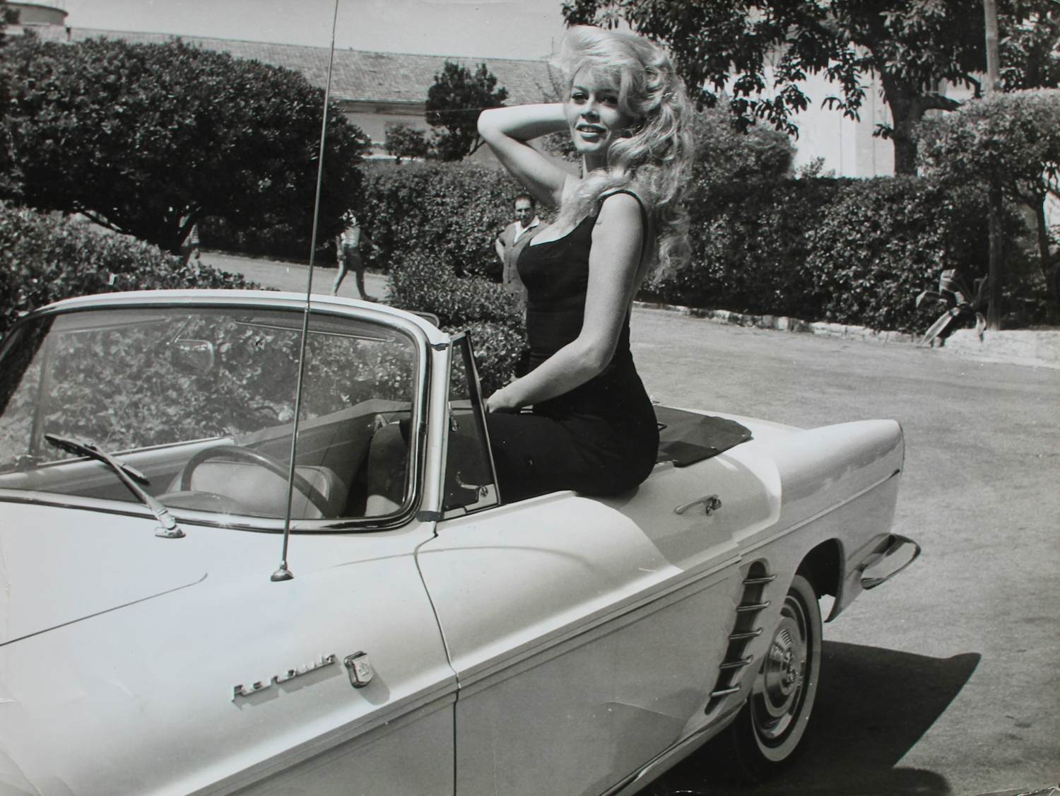 Niet of onleesbaar gesigneerd - Foto: Brigitte Bardot in auto verkocht voor € 10!