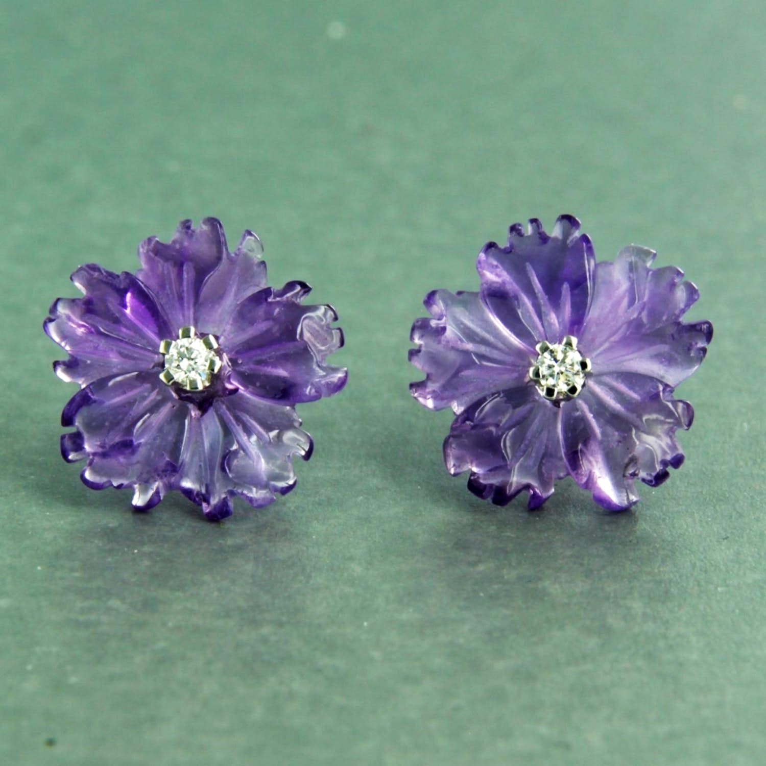 18k gouden oorknoppen met bloem vorm geslepen amethist en diamant kopen? Bied vanaf 185!