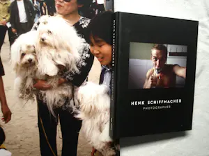 Henk Schiffmacher - Gesigneerde foto op dibond “Vrouw met Honden” + gesigneerd fotoboek kopen? Bied vanaf 150!