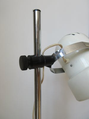 Niet of onleesbaar gesigneerd - Monica Strandäng - Aneta - Witte metalen vintage tafellamp model 'Robust' kopen? Bied vanaf 1!
