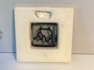 Corry Ammerlaan - Tegel / sculptuur “ Samen op de golven van de tijd “ kopen? Bied vanaf 1!