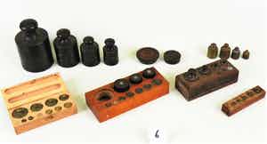 4 blokken met serie gewichten en 10 losse gewichten verkocht voor € 1!