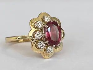 18 Kt. Geelgouden cocktailring met 1,80 ct granaat en diamanten kopen? Bied vanaf 900!