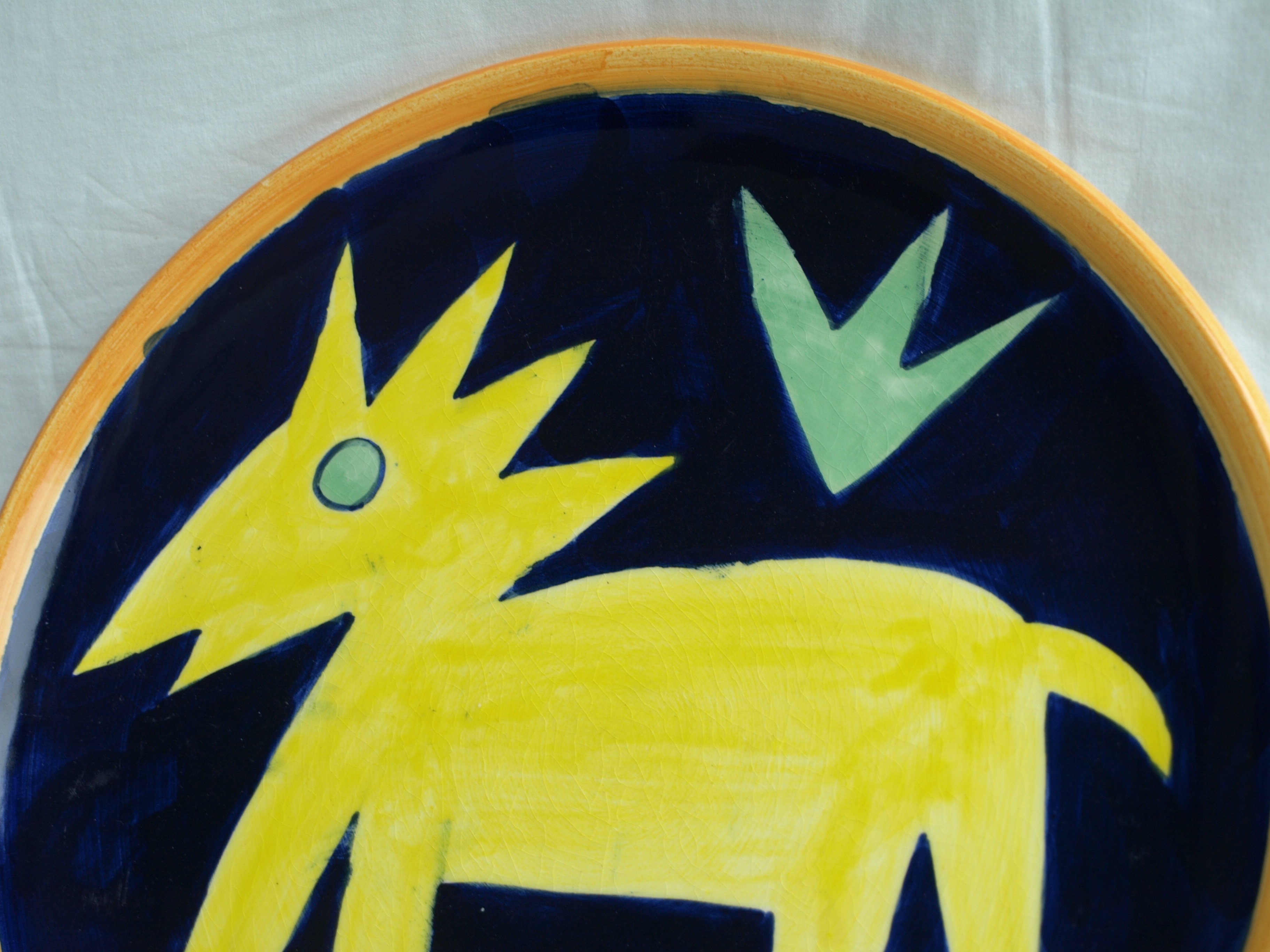 Niet of onleesbaar gesigneerd - Aardewerk, Bord , Fantasiedier met stekels – handgemaakt en gesigneerd  kopen? Bied vanaf 1!