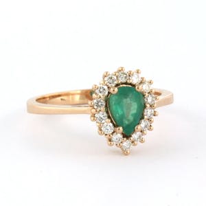 18k roodgouden entourage ring bezet met smaragd en briljant geslepen diamant kopen? Bied vanaf 540!