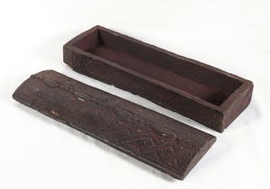 Kuba - Dekseldoos met in het hout gesneden versiersels kopen? Bied vanaf 1!