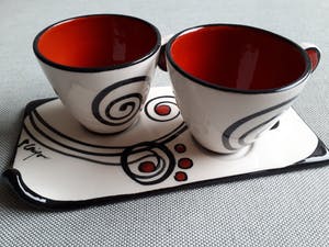 Niet of onleesbaar gesigneerd - 2 Espressokopjes (keramiek) met onderblad kopen? Bied vanaf 10!