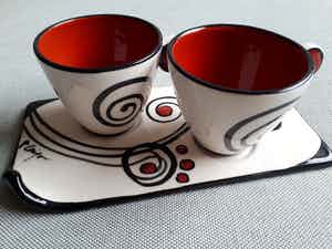 Niet of onleesbaar gesigneerd - 2 Espressokopjes (keramiek) met onderblad verkocht voor € 10!