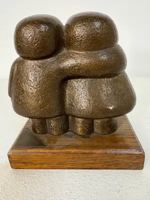 Sarka Radova - Bronzen sculptuur jongen en meisje kopen? Bied vanaf 200!