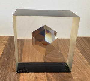 Niet of onleesbaar gesigneerd - Modernistische plexiglazen presse papier met hologram gesigneerd CK kopen? Bied vanaf 1!