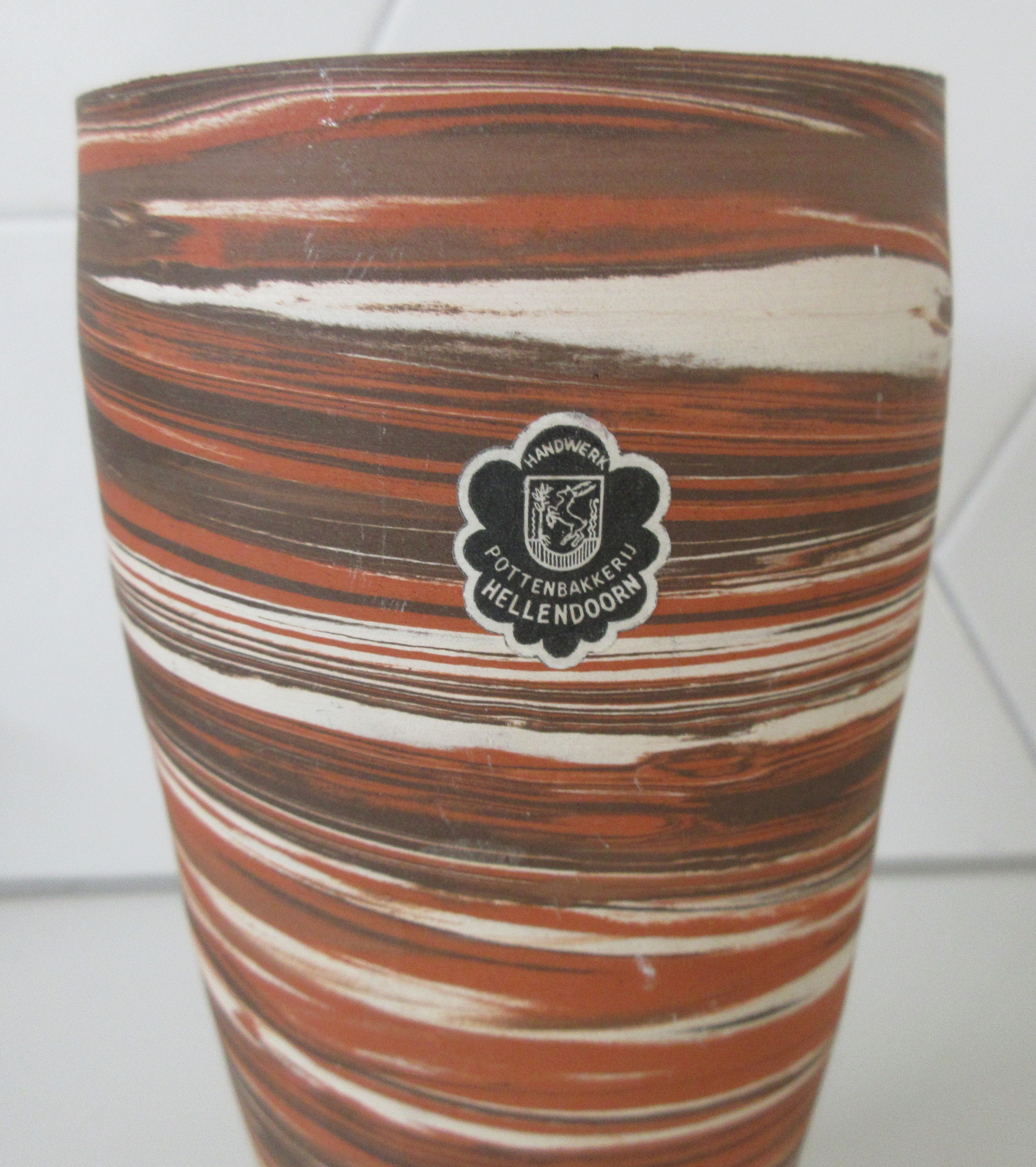 Niet of onleesbaar gesigneerd - Pottenbakkerij Hellendoorn?? - vaasje kopen? Bied vanaf 1!