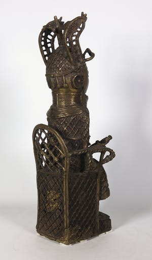 Benin - Brons, Zittende heerser op troon met zwaard kopen? Bied vanaf 225!