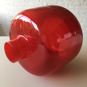 Willem Rozendaal - Helderrode vaas van groot volume kopen? Bied vanaf 75!