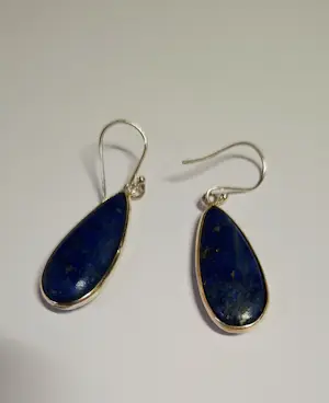 Nieuwe zilveren oorbellen met  mooie geslepen lapis lazuli in druppelvorm kopen? Bied vanaf 45!