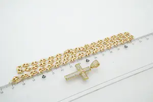 39 - Fraai 18Krt geel-gouden figaro collier & met vrijwel nieuw18kt gouden kruis kopen? Bied vanaf 1100!