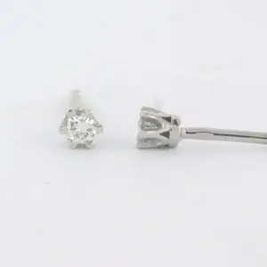 18k wit gouden solitair oorknoppen bezet met briljant geslepen diamant kopen? Bied vanaf 195!