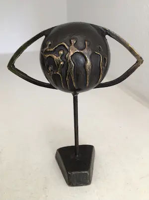 Corry Ammerlaan - Sculptuur “ Door het oog van de wereld “ kopen? Bied vanaf 1!