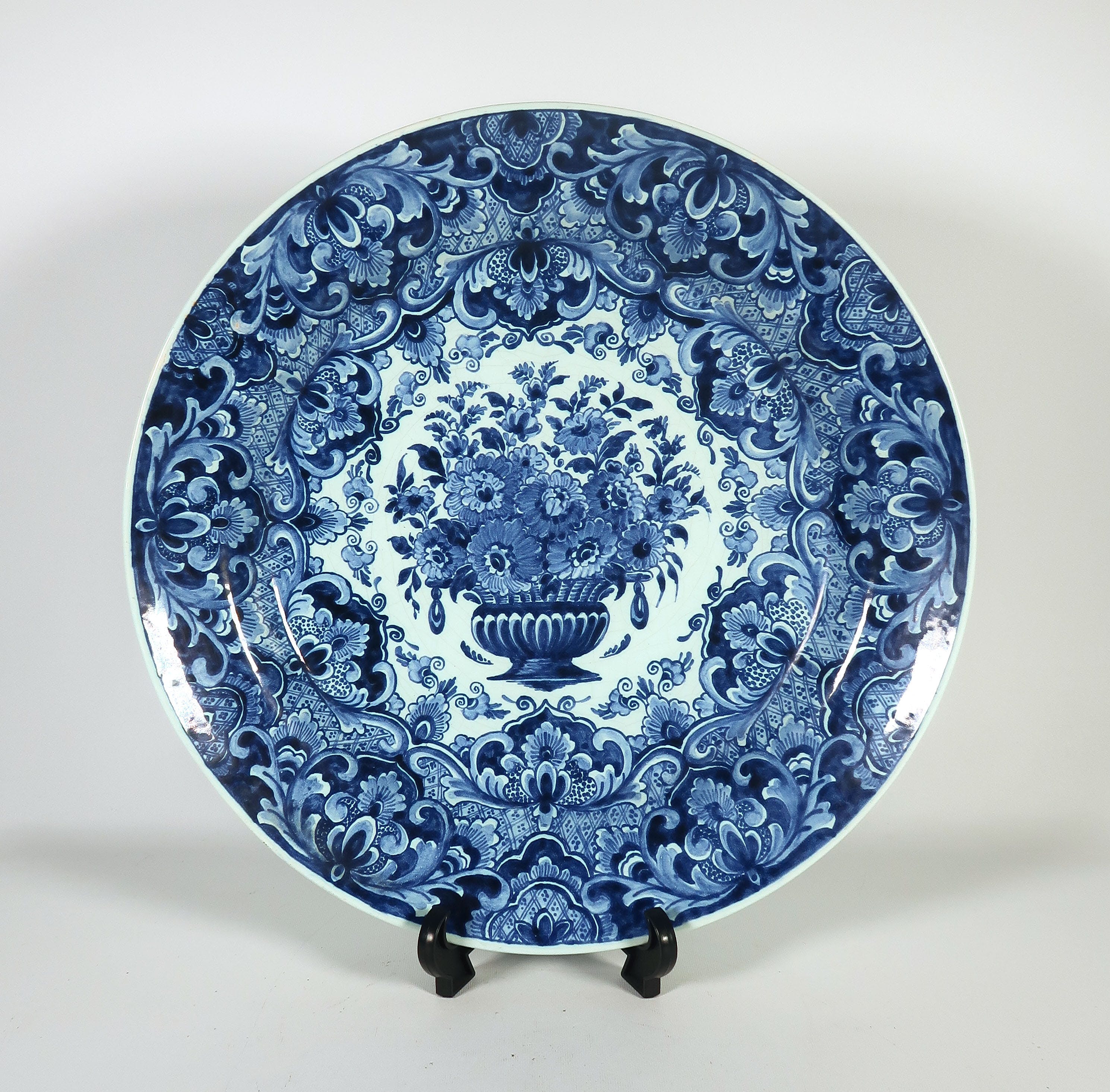 Potterie Oud Delft - Aardewerk, Sierbord met bloemen verkocht voor € 1!