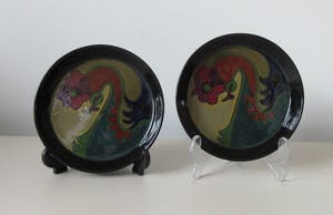 Plateelbakkerij Zuid-Holland - Twee glansplatelen schotels uit 1922 kopen? Bied vanaf 35!