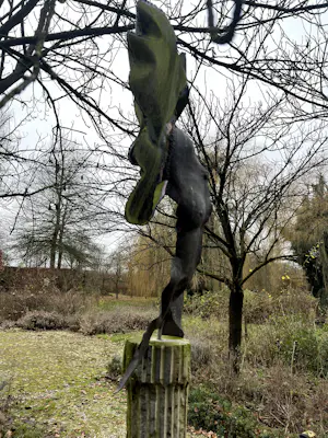 John Spek - indrukwekkend beeld van vrouwentorso met vleugels kopen? Bied vanaf 500!