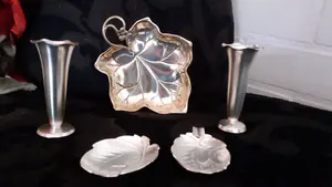 AcheterWMF - Art Deco verzilverde voorwerpen in vorm Eikenblad, Blaadjes en Kandelaars? Enchérissez de 1!