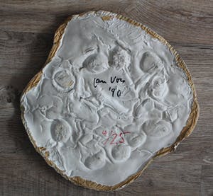 Jan Voss - bemaltes Keramik Relief - 1990 kopen? Bied vanaf 750!