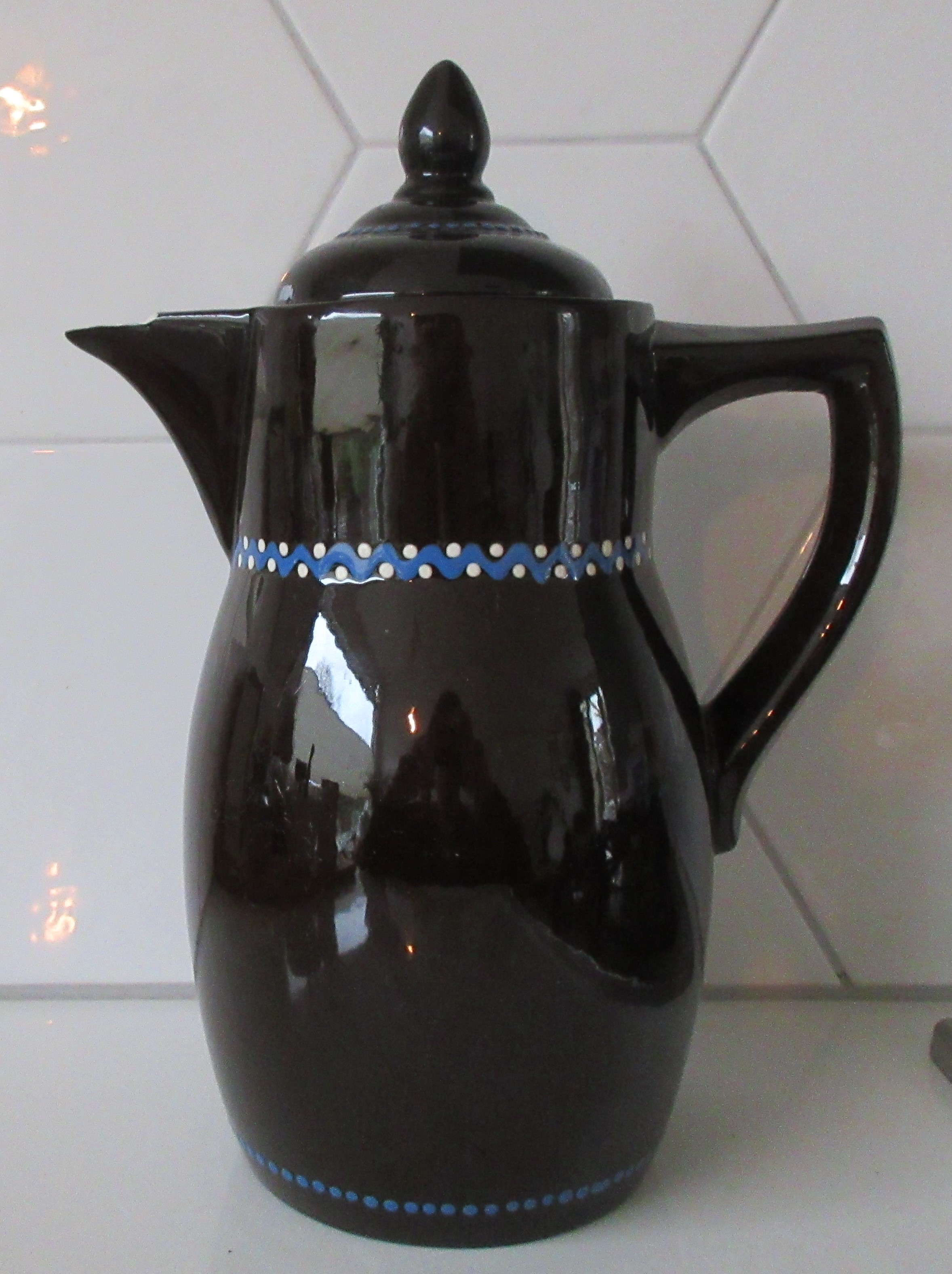 Niet of onleesbaar gesigneerd - Hand gedecoreerde aardewerken Chocolade kan verkocht voor € 1!