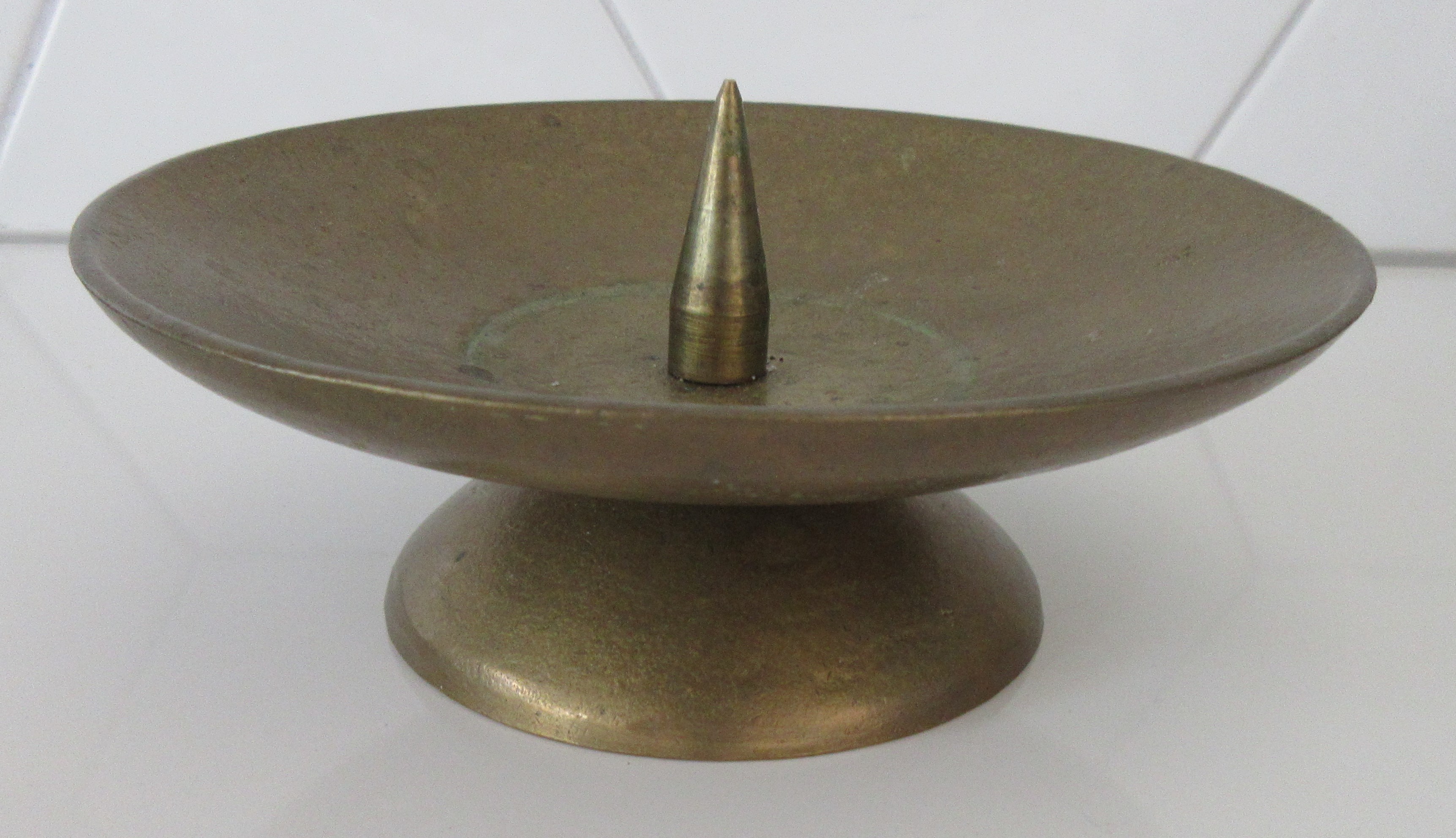 Niet of onleesbaar gesigneerd - Massief geel koperen puntkandelaar kopen? Bied vanaf 1!