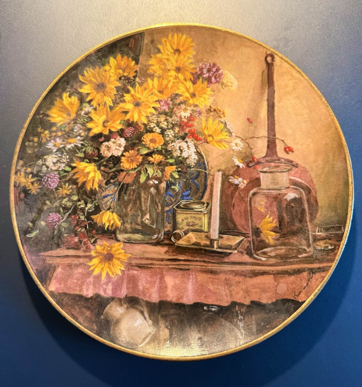 N.V. Porselein- en Tegelfabriek Mosa - Stilleven op de Schoorsteenmantel - Kees van den Berg kopen? Bied vanaf 20!