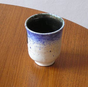 Niet of onleesbaar gesigneerd - Studio keramisch bekervaasje kopen? Bied vanaf 1!