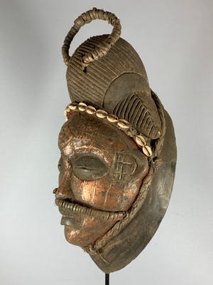 Punu - Tribal used Old African female Bronze mask from the Punu with Cap - Gabon. kopen? Bied vanaf 75!