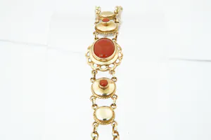 Elegante 14 karaats geel-gouden dames armband gezet met bloedkoraal kopen? Bied vanaf 240!