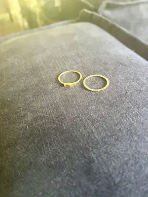 Twee gouden aanschuifringen kopen? Bied vanaf 225!