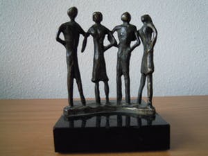 Corry Ammerlaan - Prachtig bronzen beeldje 2 vrouwen en 2 mannen - "VRIENDSCHAP" kopen? Bied vanaf 20!