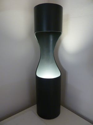 Niet of onleesbaar gesigneerd - Design tafellamp (geïnspireerd) op een vintage versie uit de jaren‘70. kopen? Bied vanaf 1!