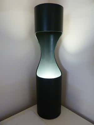 Niet of onleesbaar gesigneerd - Design tafellamp (geïnspireerd) op een vintage versie uit de jaren‘70. verkocht voor € 1!