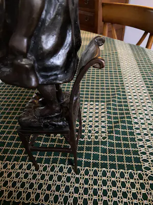 Juan Clara - Ondeugend meisje op stoel kopen? Bied vanaf 125!