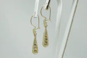 68- Elegant paar 14krt geel-gouden oorhangers- met bewerkte pegels kopen? Bied vanaf 50!