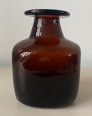 Niet of onleesbaar gesigneerd - Bruin glazen Flesvaasje ontwerp Erik Hoglund kopen? Bied vanaf 1!