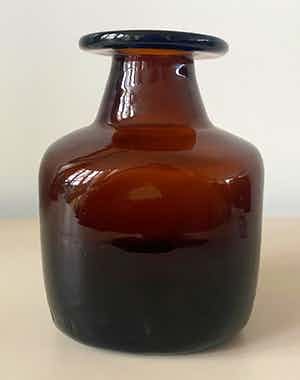 Niet of onleesbaar gesigneerd - Bruin glazen Flesvaasje ontwerp Erik Hoglund verkocht voor € 1!