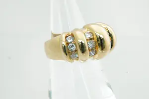 41 - 18 karaat geel gouden diamanten ring gezet met ca 0.90 crt briljant kopen? Bied vanaf 750!