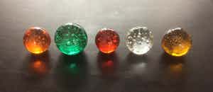 Niet of onleesbaar gesigneerd - Vijf presse-papiers verkocht voor € 1!