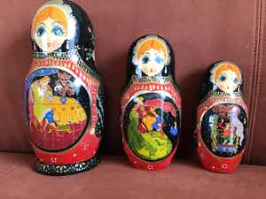 Niet of onleesbaar gesigneerd - 3 prachtige Russische Matroesjka’s, gesigneerd verkocht voor € 10!