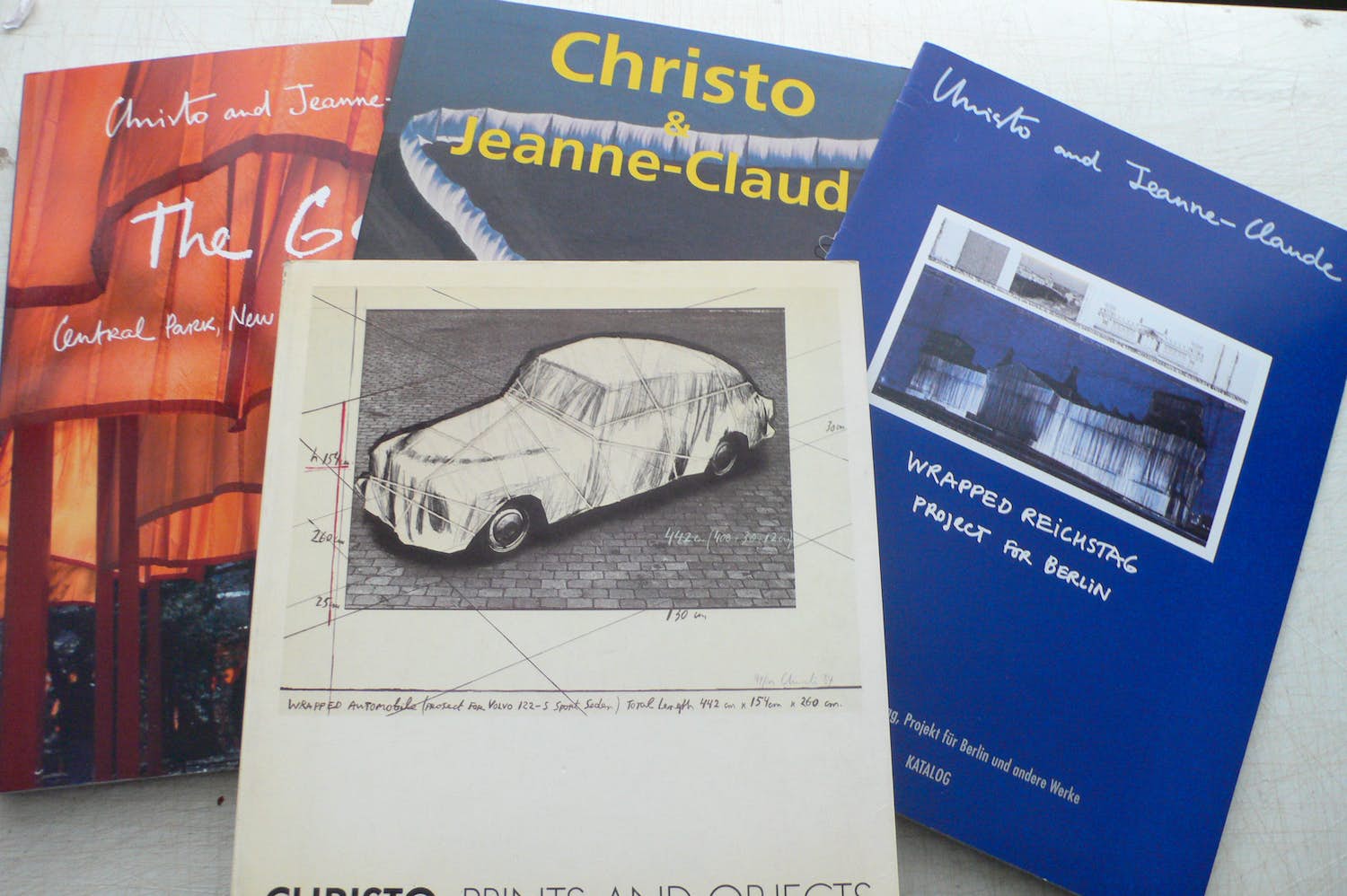 Christo - Vier uitgaven van Christo en Jaenne Claude, samen met 12 kunstkaarten kopen? Bied vanaf 50!